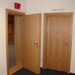 Dvoufalcové akustické dveře (vlevo), jednofalcové akustické dveře (vpravo) - studio ČRo Leonardo Praha