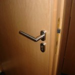 Ukázka řešení kování u dvoufalcových akustických dveří - režie ČRo Leonardo Praha